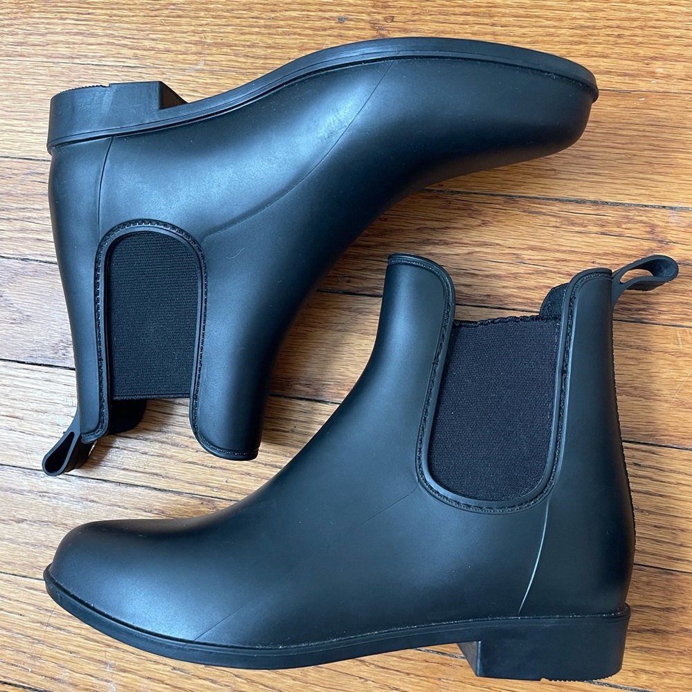 Women’s lightweight black ankle rain boots size 8